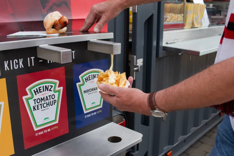 Pommes mit Mayo Spender